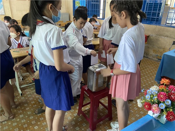 Tuyen truyen Luat ATGT duong bo va tap huan ki nang phong chong xam hai, bao luc hoc sinh.